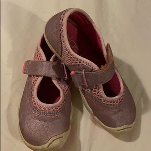 Plae 11.5 youth Velcro shoe pink